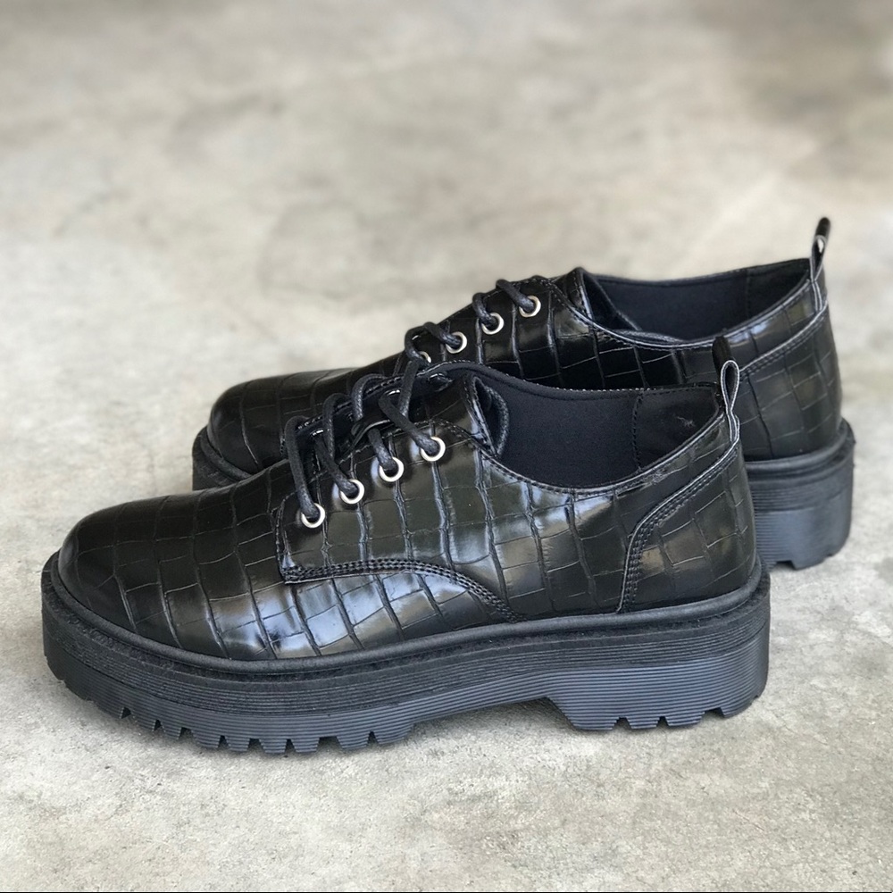 🖤 Croco lace ups 🖤 - Picture 2 of 3